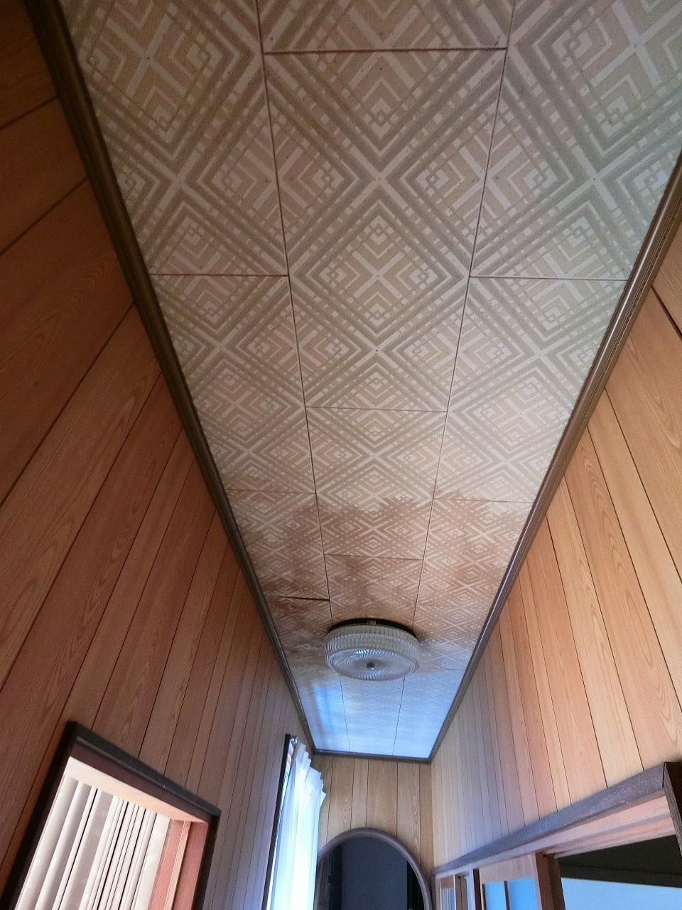 廊下の天井のクロス貼工事